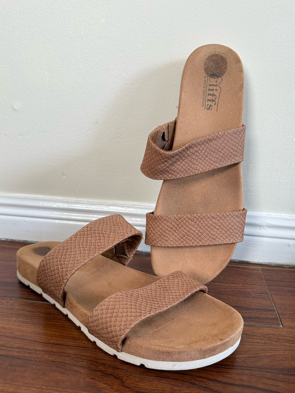 Cliffs by white mountain sandals size 9